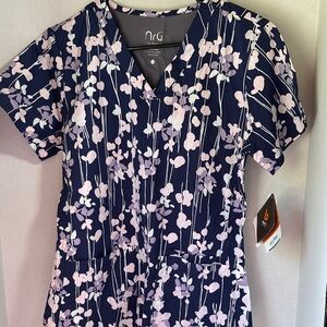 Nrg by barco blue floral print scrub top size small